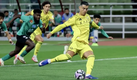 Al-Nassr vira sobre o Al-Fayha, retoma a liderança e vê Cristiano Ronaldo deixar campo sob preocupação
