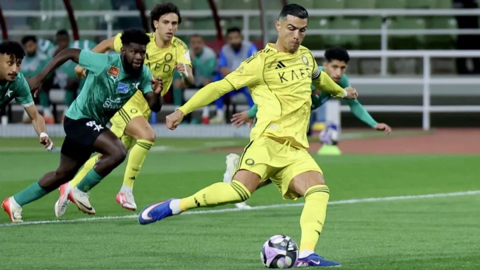 Al-Nassr vira sobre o Al-Fayha, retoma a liderança e vê Cristiano Ronaldo deixar campo sob preocupação