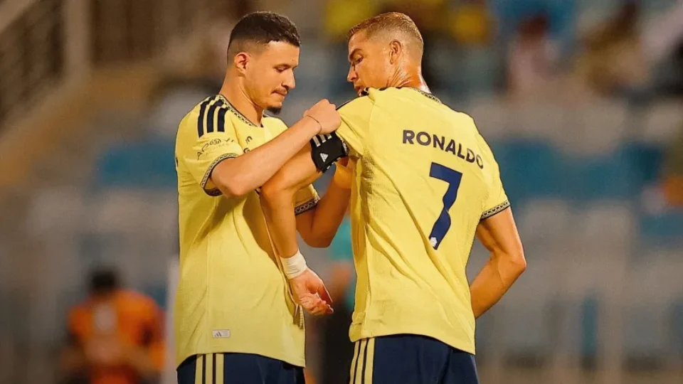 Cristiano Ronaldo sai do banco, marca e fica a 23 gols do milésimo
