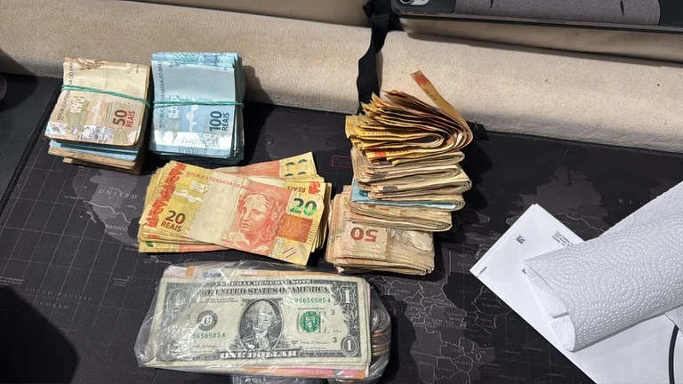 A Polícia Federal deflagrou, nesta quarta-feira (19/08), a Operação Sinon para investigar um esquema de corrupção envolvendo o fornecimento indevido de informações sigilosas de investigações policiais em troca de vantagens financeiras. A ação cumpre oito mandados de busca e apreensão em São Paulo e no Rio Grande do Sul, além de determinar o bloqueio e o sequestro de bens. As medidas foram autorizadas pela 1ª Vara Federal da Justiça Federal em Marília, no interior de São Paulo.