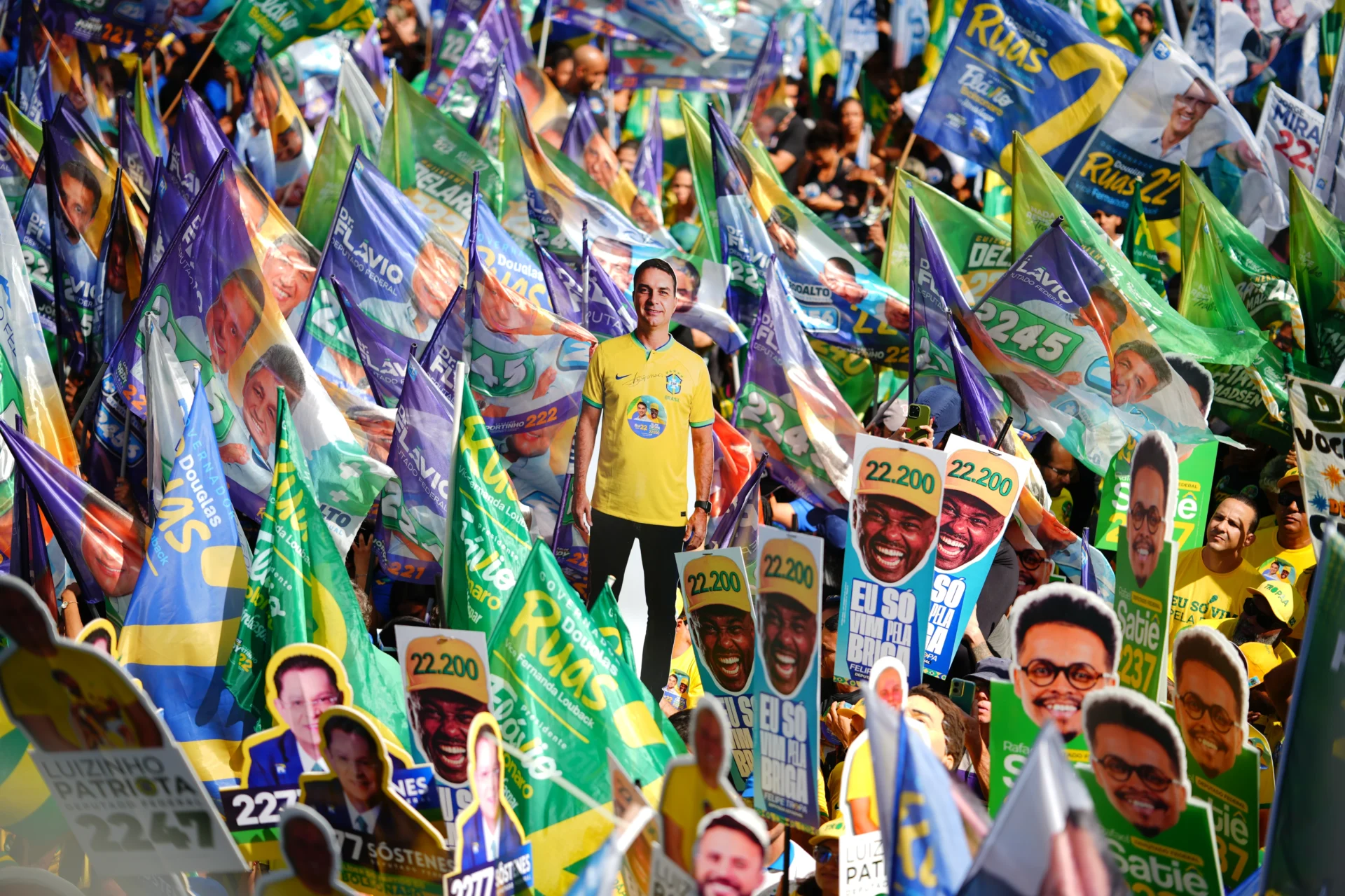 Ato de campanha de Flávio Bolsonaro reuniu apoiadores no centro de Nova Iguaçu nesta sexta-feira (21). Foto: Vittor Sales/Divulgação Campanha Flávio Bolsonaro