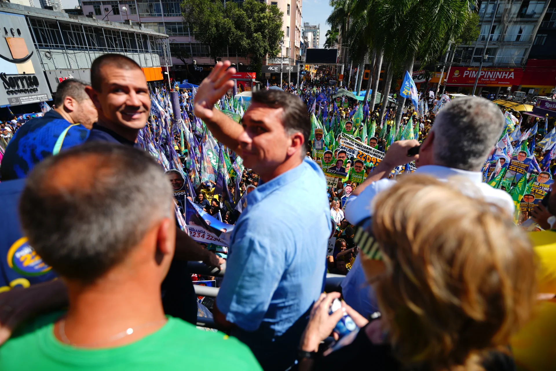 Candidato do PL fez da segurança pública um dos principais temas do discurso em Nova Iguaçu. Foto: Vittor Sales/Divulgação Campanha Flávio Bolsonaro
