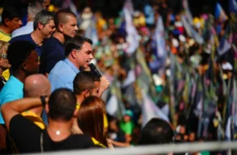 Flávio Bolsonaro acusa Lula de proteger criminosos e promete combater facções