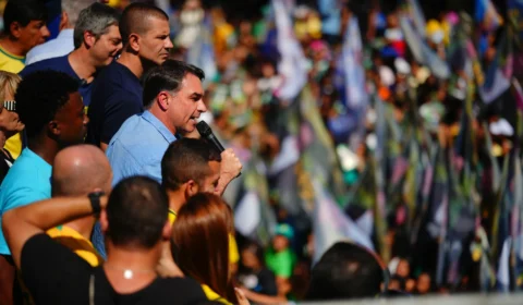 Flávio Bolsonaro acusa Lula de proteger criminosos e promete combater facções