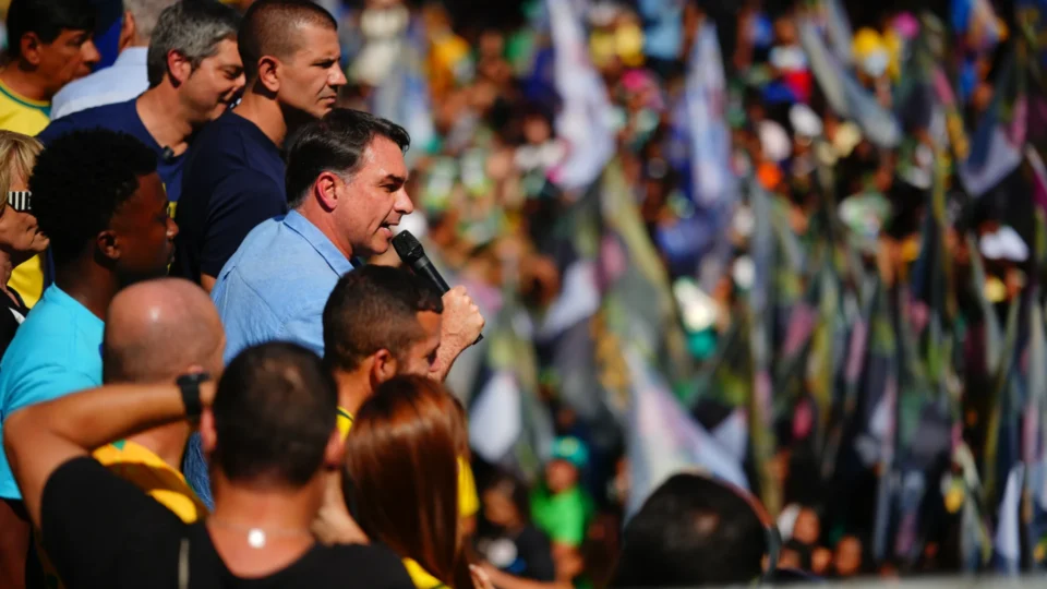 Flávio Bolsonaro acusa Lula de proteger criminosos e promete combater facções