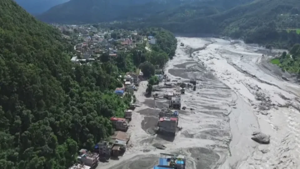 China alerta para risco de rompimento de barragem e nova inundação perto do Nepal