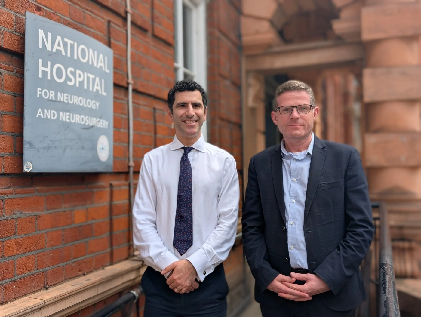 Hani Marcus e Rhys Hibbert. Crédito: University College London Hospitals NHS Foundation Trust