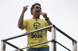 Flávio Bolsonaro diz ter recebido “manto de Bolsonaro” na largada da campanha