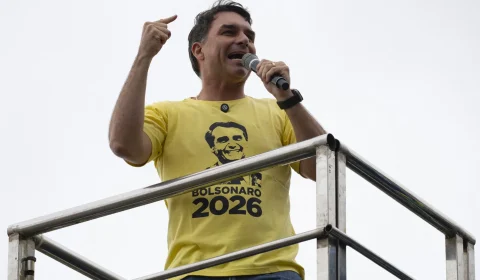 Flávio Bolsonaro diz ter recebido “manto de Bolsonaro” na largada da campanha