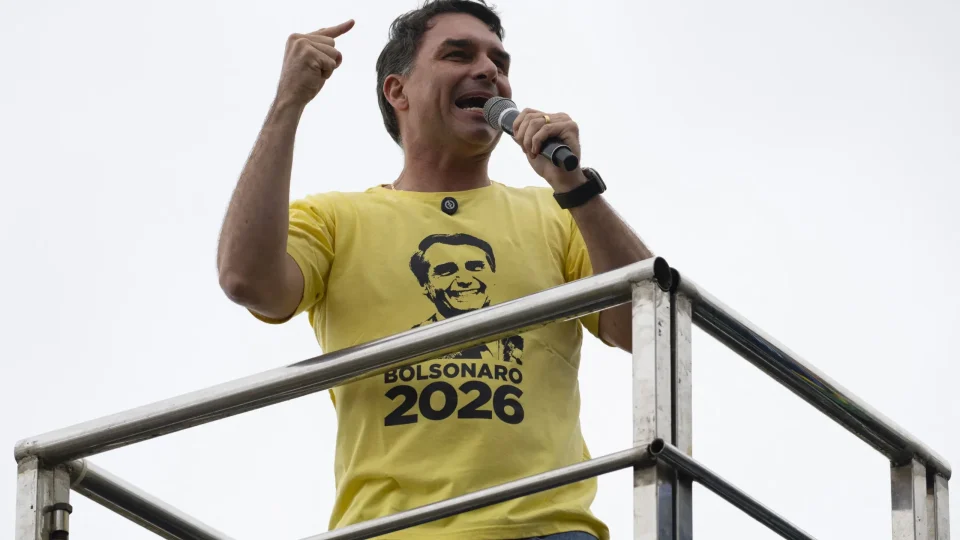 Flávio Bolsonaro diz ter recebido “manto de Bolsonaro” na largada da campanha