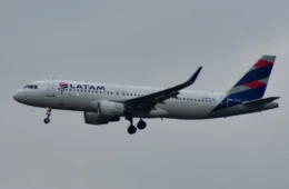 Passageiro é retirado de voo após retirar malas de outros passageiros
