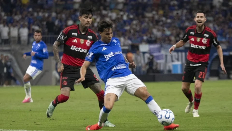 Arrascaeta vira herói contra ex-clube e Flamengo avança na Libertadores