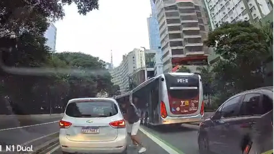 Motorista tem celular furtado dentro do carro durante congestionamento em SP