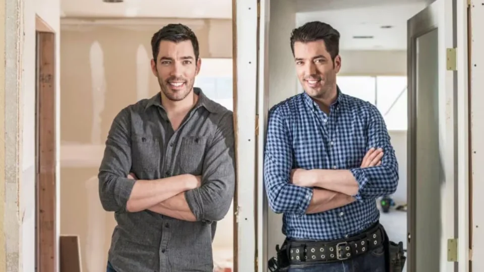 Fenômeno da TV paga, Irmãos à Obra ganha espaço inédito na TV aberta; veja o que muda