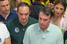 Flávio Bolsonaro diz ter “tesão” para pedir votos a Roscoe e elogia Cleitinho