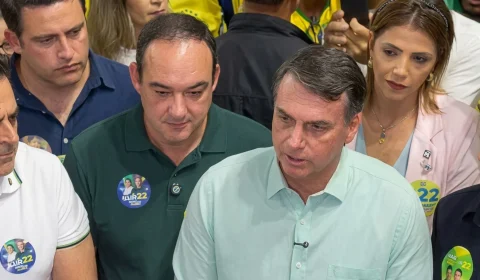 Flávio Bolsonaro diz ter “tesão” para pedir votos a Roscoe e elogia Cleitinho