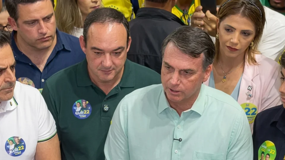 Flávio Bolsonaro diz ter “tesão” para pedir votos a Roscoe e elogia Cleitinho