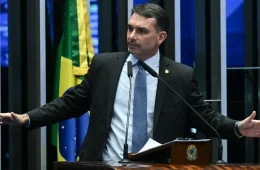 Flávio Bolsonaro divulga diplomas após controvérsia sobre pós-graduação na UFRJ