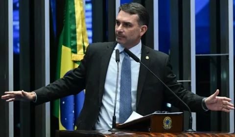 Flávio Bolsonaro divulga diplomas após controvérsia sobre pós-graduação na UFRJ