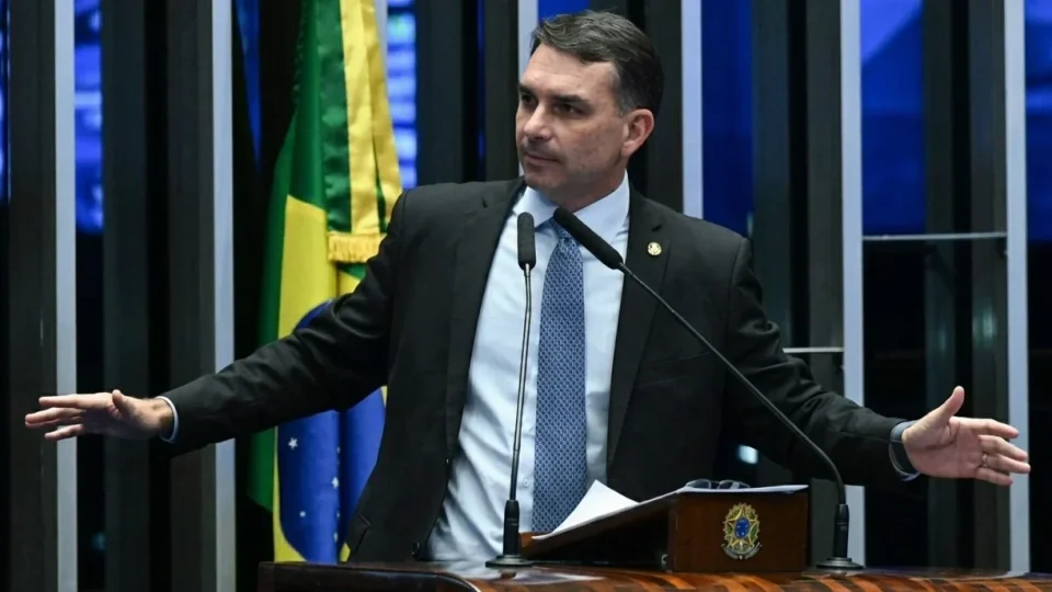Flávio Bolsonaro divulga diplomas após controvérsia sobre pós-graduação na UFRJ