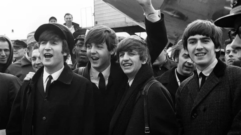 Beatles divulga gravação inédita com John Lennon e Paul McCartney