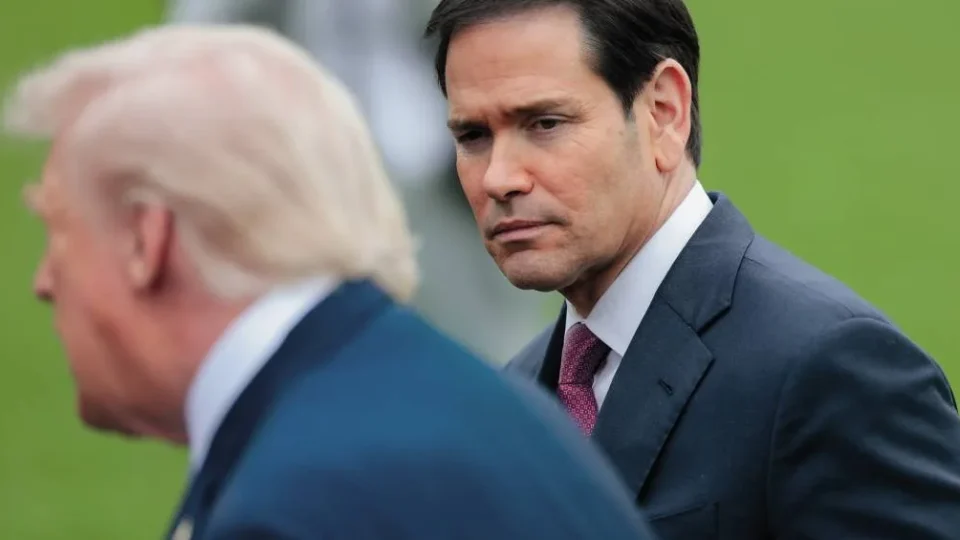 Trump deixa Air Force One às escondidas após ameaça do Irã e deixa Marco Rubio no avião
