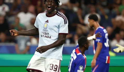 Guy Madjo marca na final e agita Aston Villa na estreia histórica