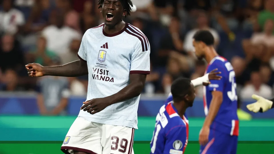 Guy Madjo marca na final e agita Aston Villa na estreia histórica