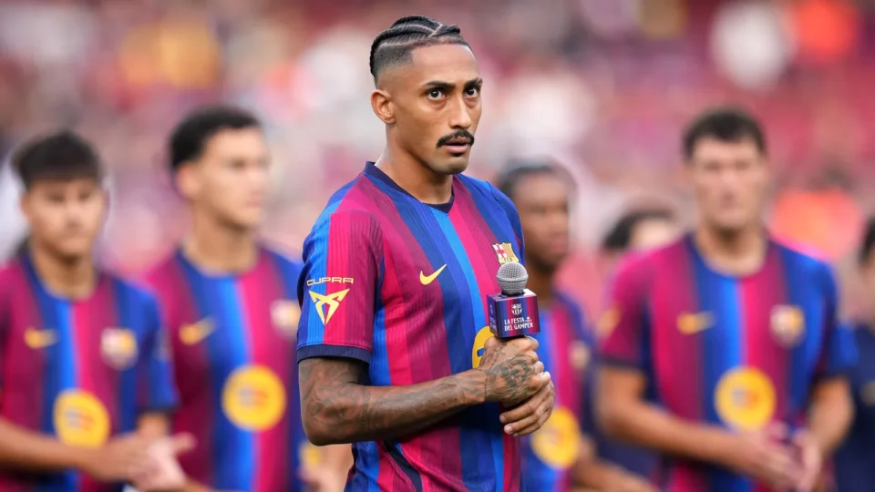 Raphinha faz história no Barcelona e ganha responsabilidade que nenhum brasileiro teve