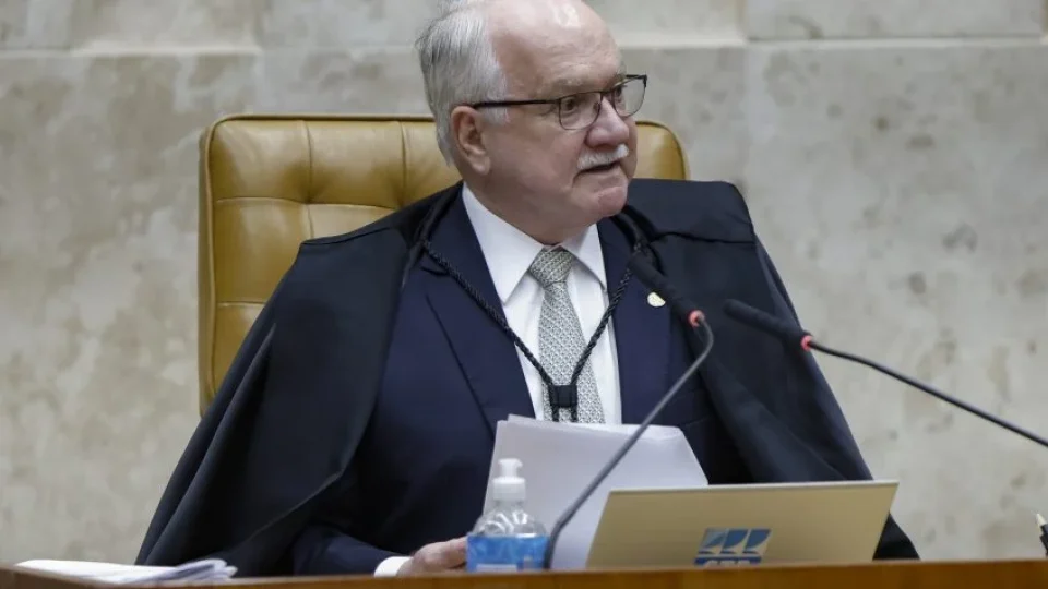 Fachin reage a Moraes, defende sigilo de fonte e pode levar investigação de jornalista ao plenário do STF
