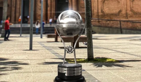 Independiente del Valle controla jogo e pressiona o Deportivo Cuenca