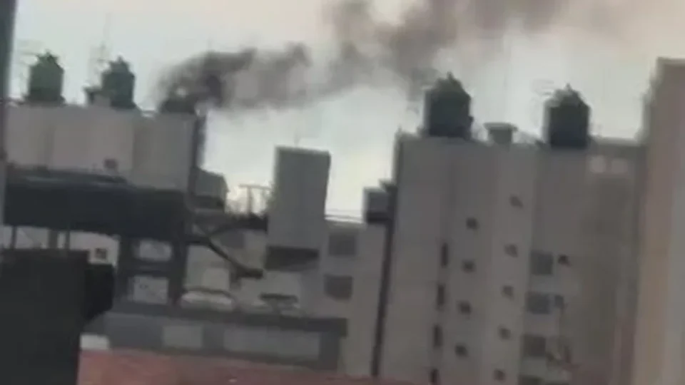 AGORA: Incêndio atinge prédio na Bela Vista e mobiliza seis viaturas dos Bombeiros