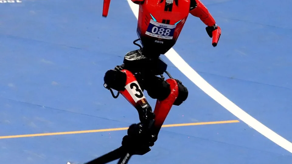 Robô humanoide chinês Tiangong Ultra corre 100 metros em 8,86 segundos e supera recorde de Usain Bolt, veja vídeo: