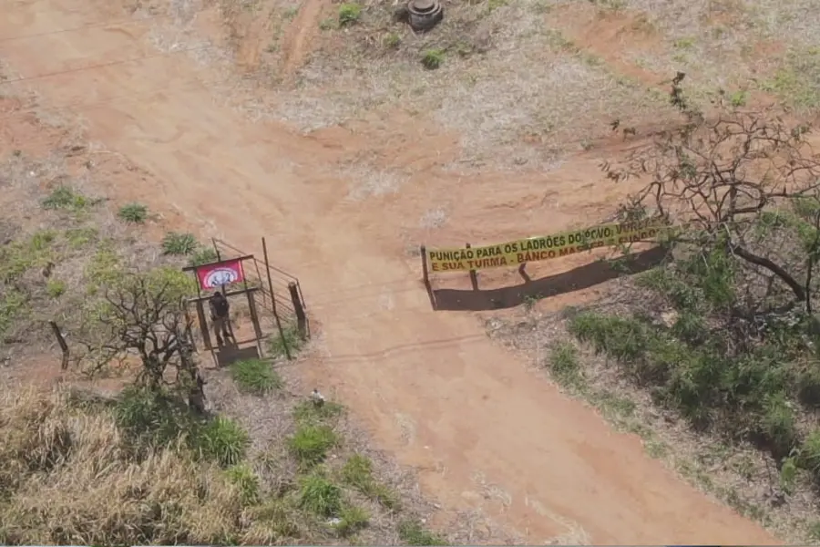 Faixa com referência ao Banco Master é exibida na área ocupada por integrantes do Movimento Terra Trabalho e Liberdade (MTL), em uma fazenda às margens da MGC-497, em Uberlândia, no Triângulo Mineiro.