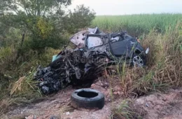 Quatro moradores de BH morrem após carro capotar na BR-418