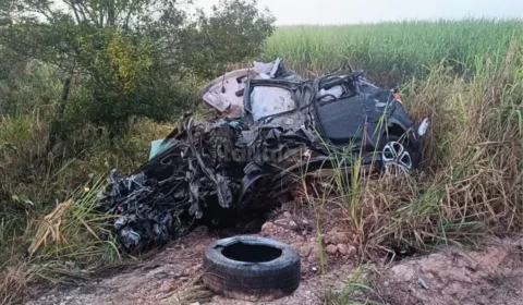 Quatro moradores de BH morrem após carro capotar na BR-418
