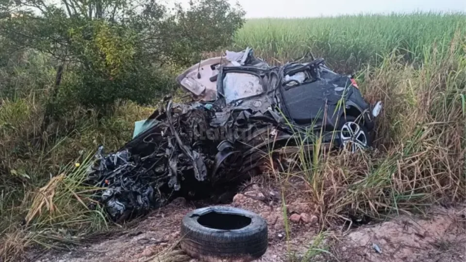 Quatro moradores de BH morrem após carro capotar na BR-418