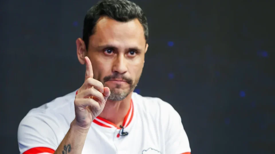 “Polícia não vai usar câmera”, diz Cleitinho durante debate em Minas