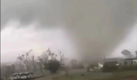 Ciclone deixa rastro de destruição no Sul e coloca Sudeste em alerta