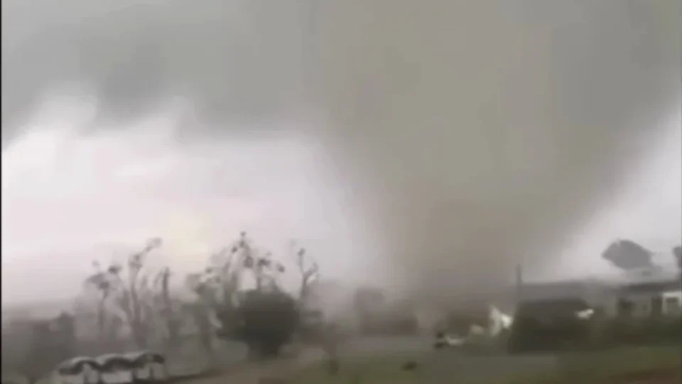 Ciclone deixa rastro de destruição no Sul e coloca Sudeste em alerta