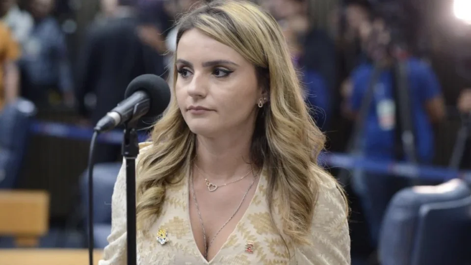 Coordenadora de campanha de Renan Santos dá voz de prisão após homem oferecer R$ 200 mil em gabinete