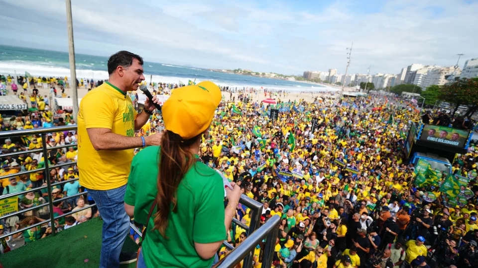 Flávio Bolsonaro inicia campanha à Presidência com lema “O Brasil Vai Vencer”