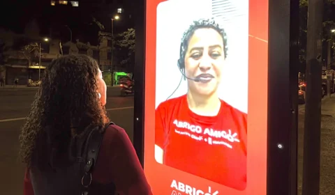 Esperando o ônibus? Novos pontos de BH permitem fazer videochamada com atendente