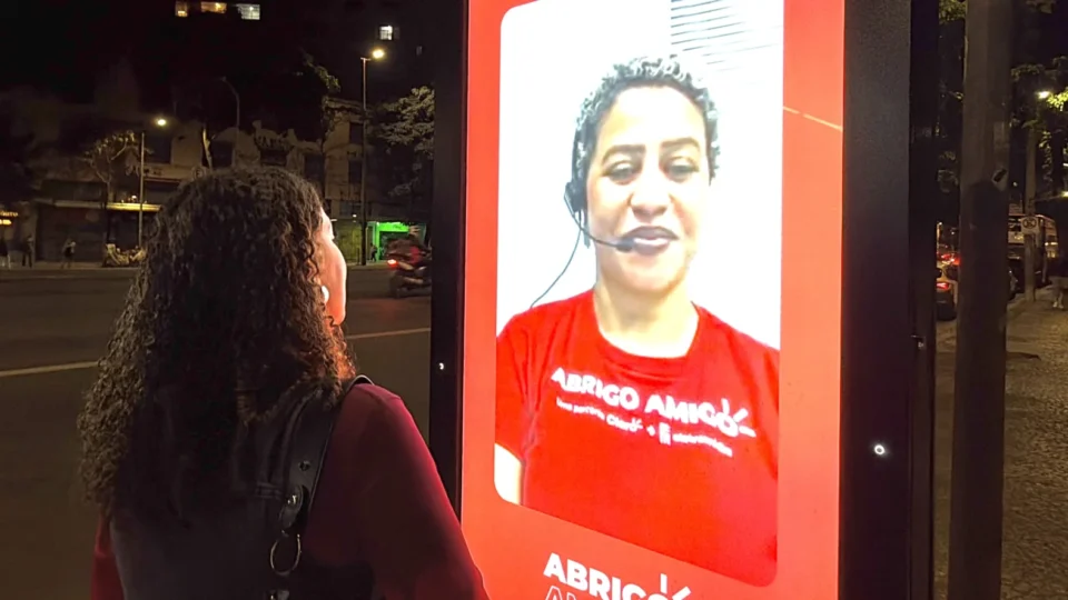 Esperando o ônibus? Novos pontos de BH permitem fazer videochamada com atendente