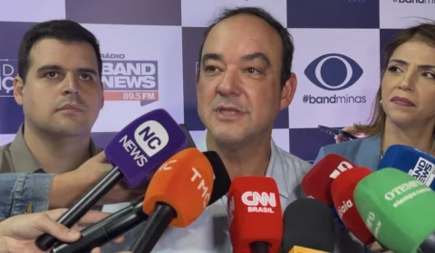 Flávio Roscoe chega primeiro ao debate da Band Minas e fala em disputa “sem lado”
