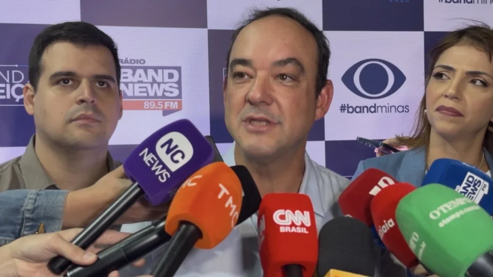 Flávio Roscoe chega primeiro ao debate da Band Minas e fala em disputa “sem lado”