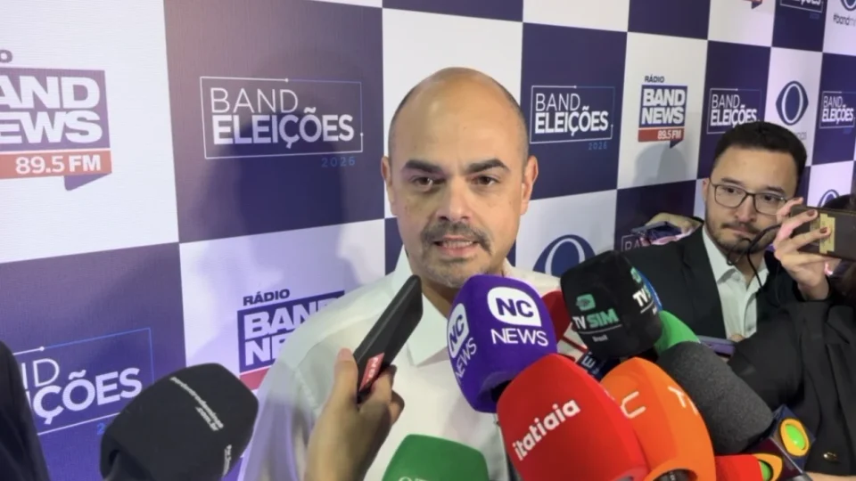 Mateus Simões chega ao debate da Band Minas e diz estar preparado para defender gestão