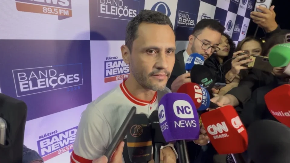 “O debate vai ser respeitoso”: Cleitinho chega por último à Band Minas