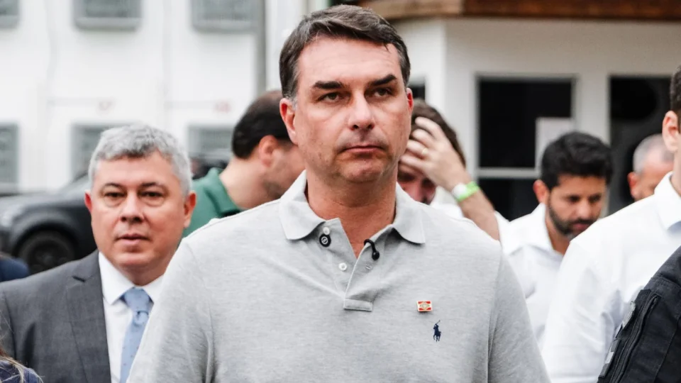 Voo é cancelado e Flávio Bolsonaro suspende agenda em Juiz de Fora nesta segunda