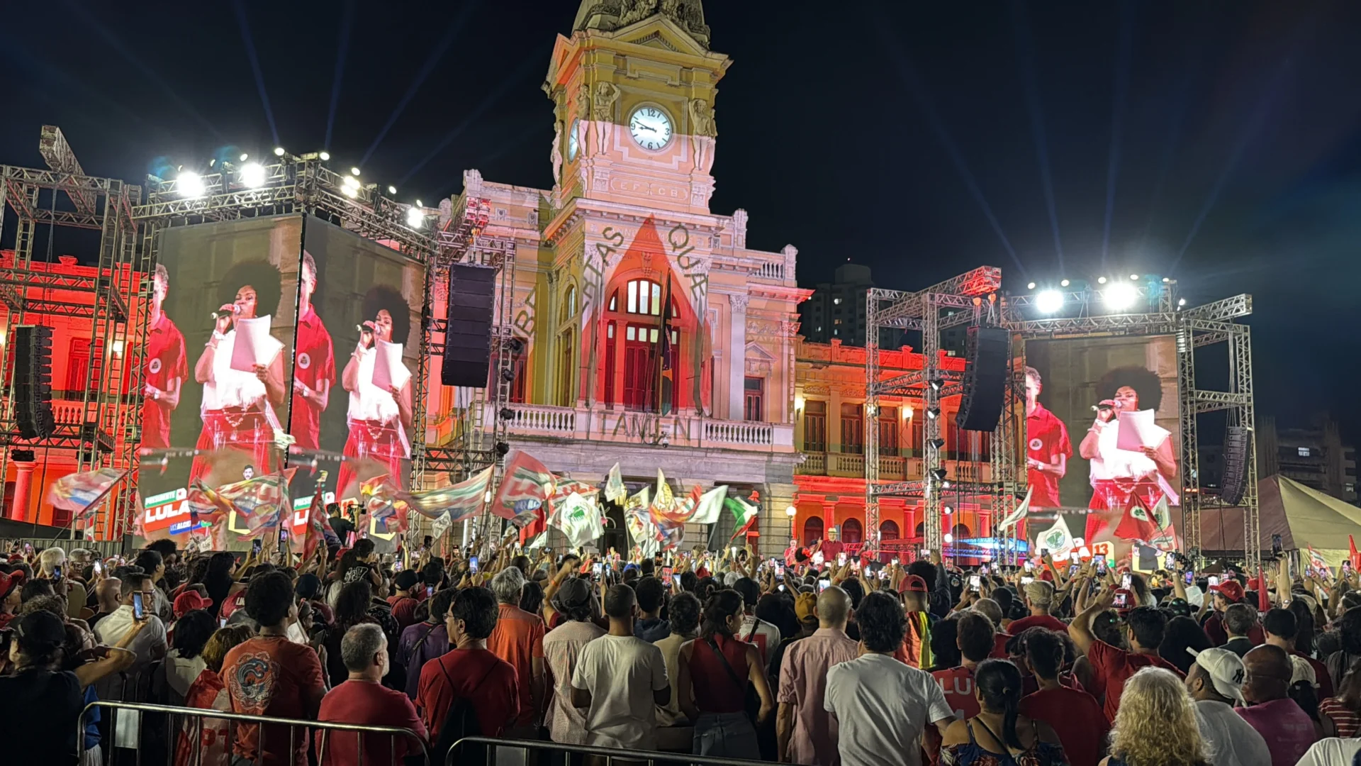 Ato político com a presença do presidente Lula lotou a Praça da Estação, no Centro de Belo Horizonte, nesta sexta-feira (21). O evento marcou o lançamento da candidatura de Patrus Ananias ao governo de Minas Gerais e reuniu apoiadores, lideranças do PT e aliados. | Foto: Pedro Corsini/NC News